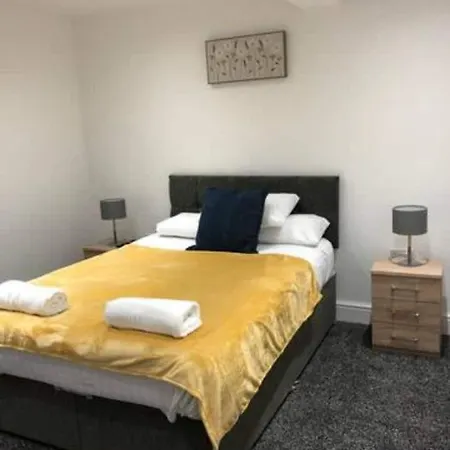 Near Centre With Free Parking Apartment *